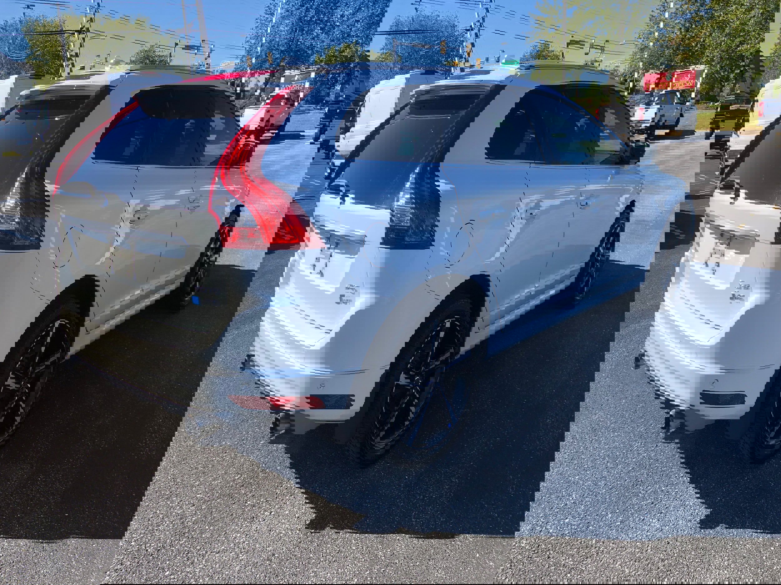 Used 2016 Volvo XC60 T6 R-Design Platinum w/ Climate Package image 4