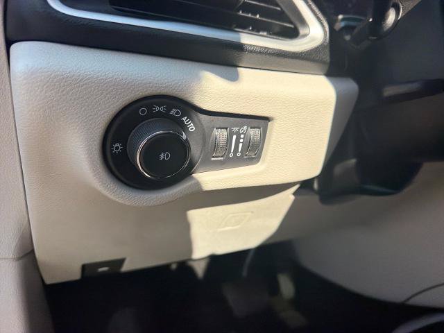 Used 2024 Chrysler Pacifica Touring-L FWD image 18