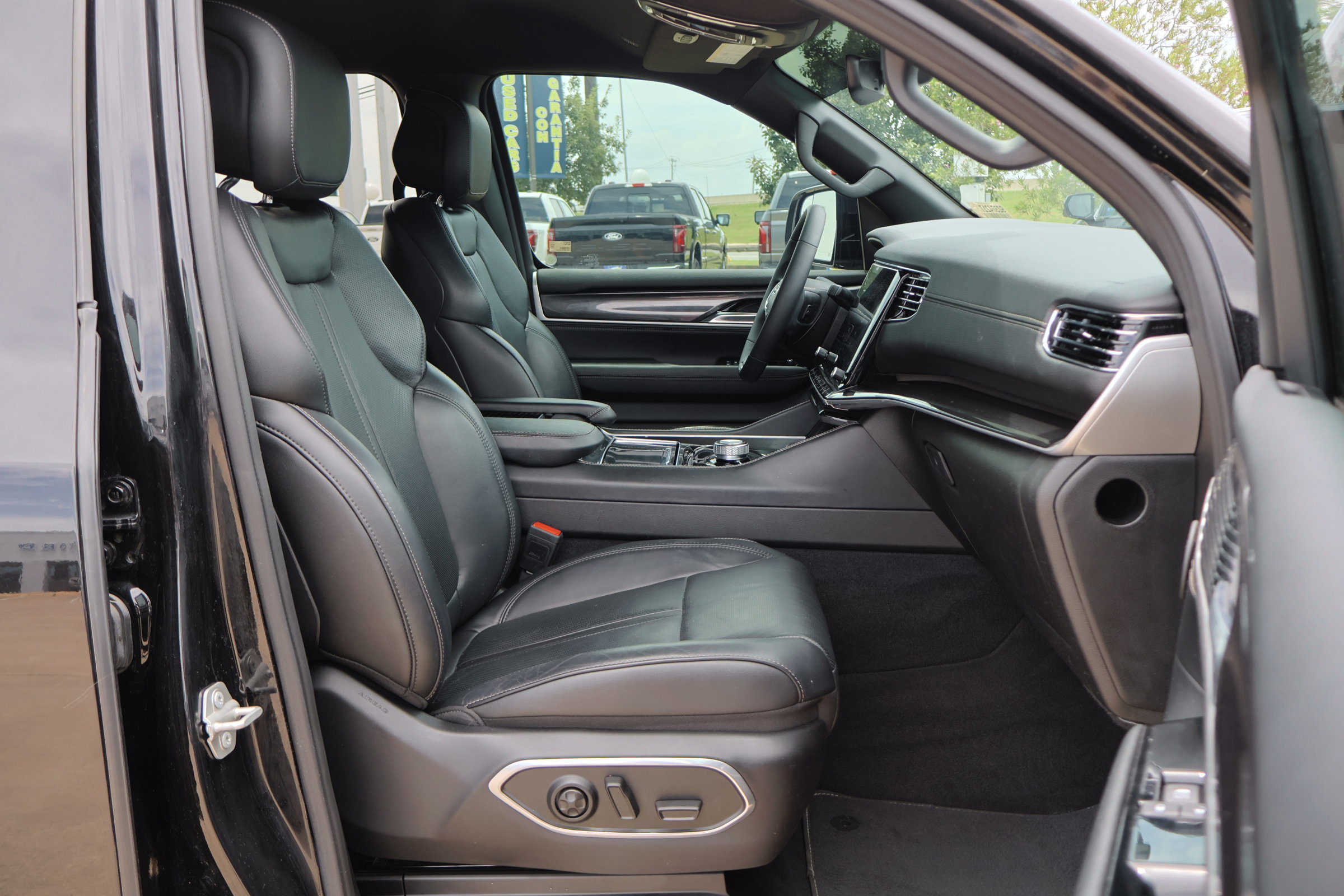 Used 2023 Jeep Wagoneer 4WD image 41