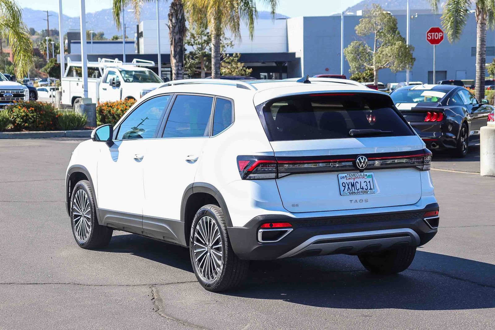 Used 2025 Volkswagen Taos SE w/ Panoramic Sunroof Package FWD image 6