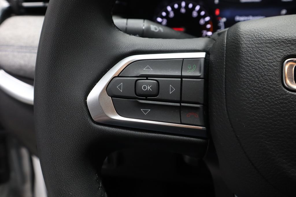 Used 2025 Jeep Compass Latitude image 27