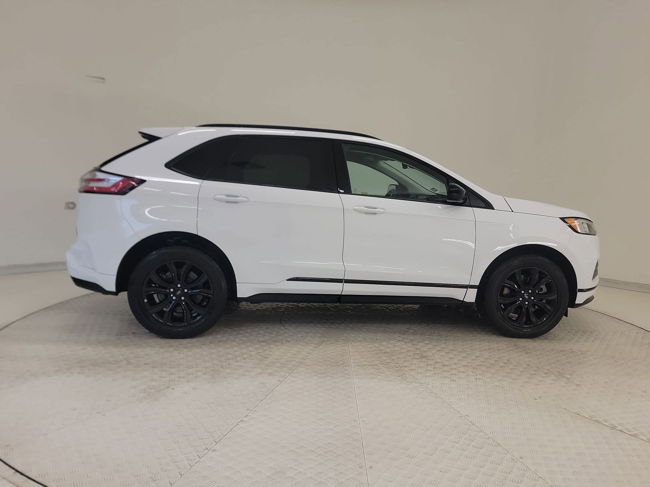 Certified 2024 Ford Edge SE w/ Black Appearance Package image 6