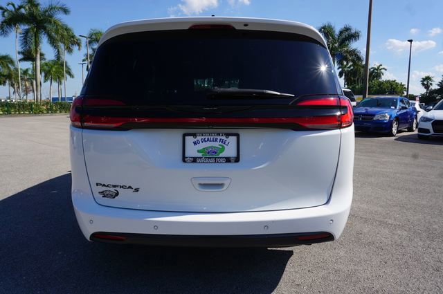 Used 2023 Chrysler Pacifica Touring-L w/ S Appearance Package image 2