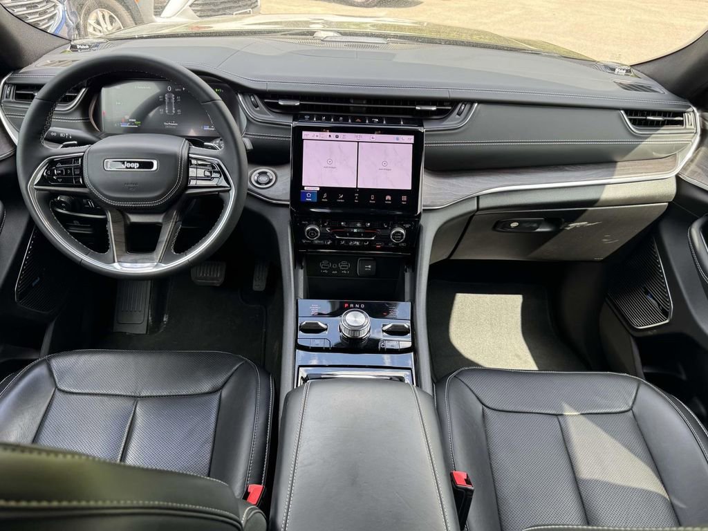 Used 2022 Jeep Grand Cherokee Overland AWD/4WD image 2