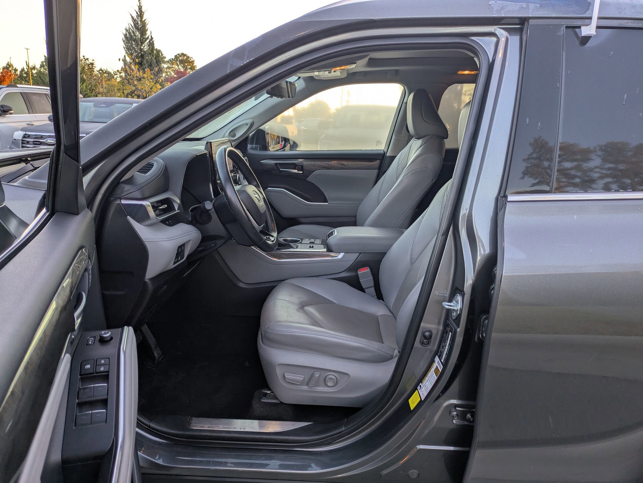 Used 2023 Toyota Highlander Platinum image 12