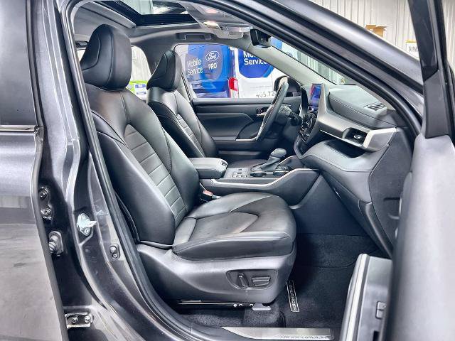 Used 2024 Toyota Highlander XLE FWD image 27