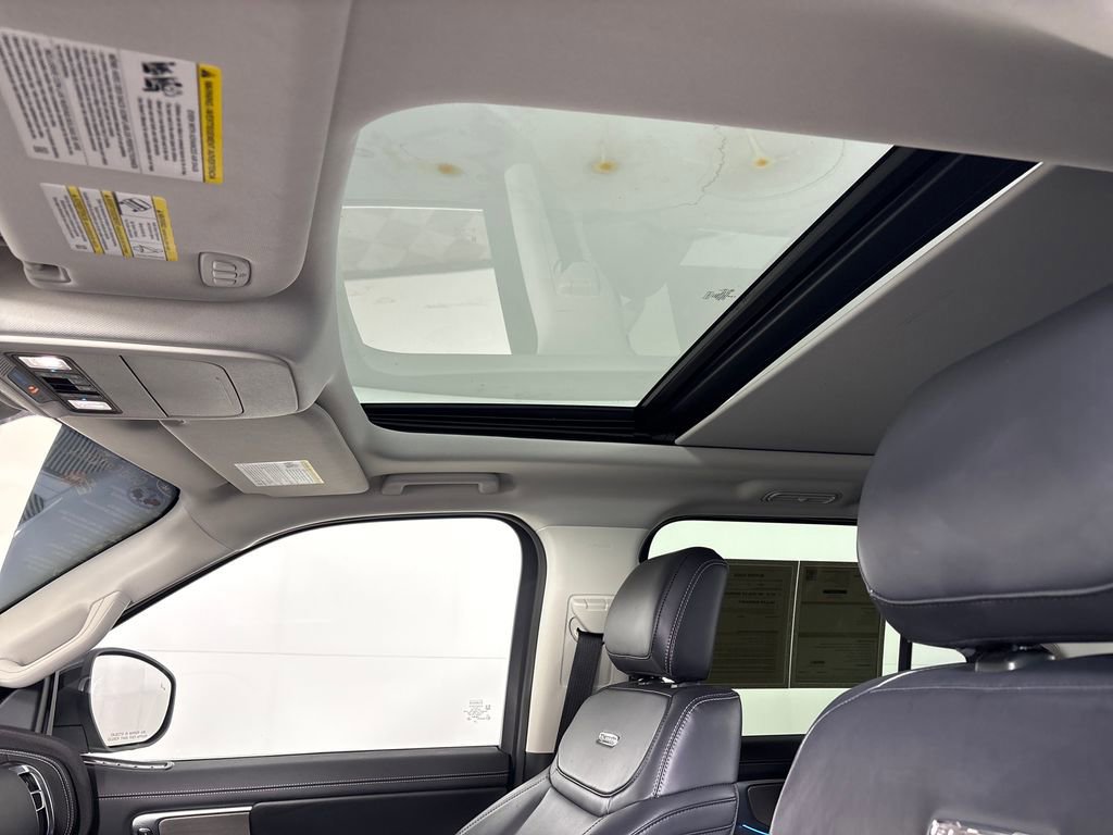 Certified 2025 Ford Expedition Platinum image 35