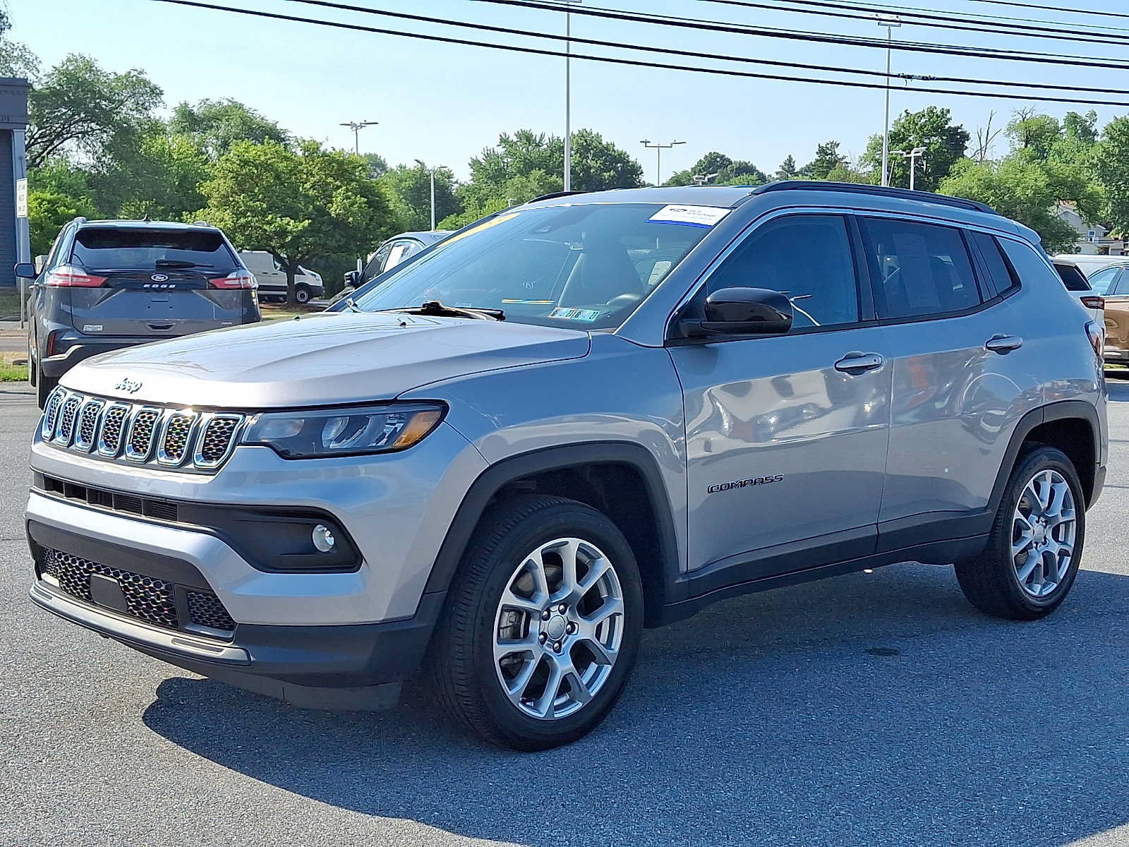 Used 2023 Jeep Compass Latitude AWD/4WD image 3