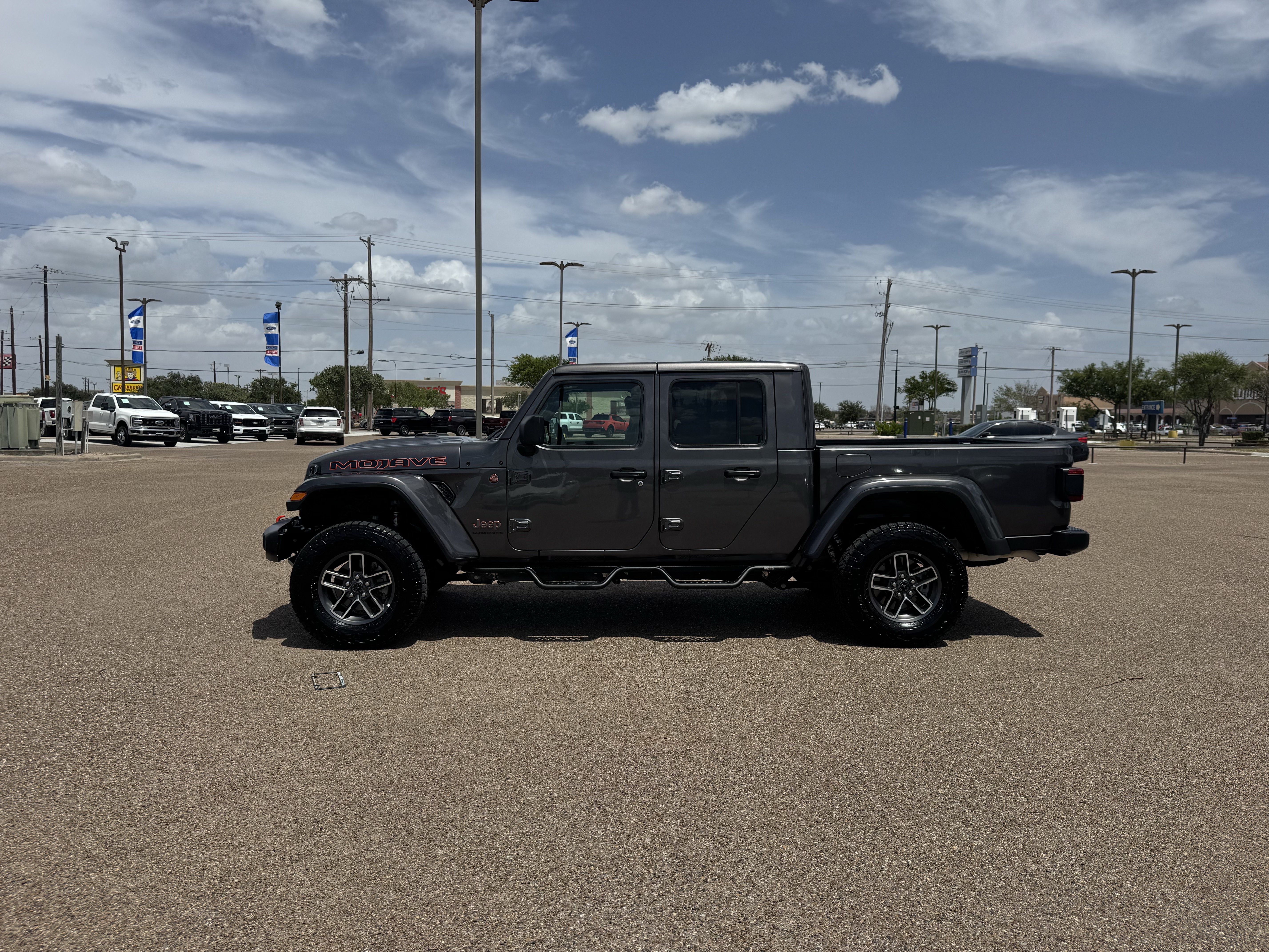 Used 2025 Jeep Gladiator Mojave AWD/4WD image 2