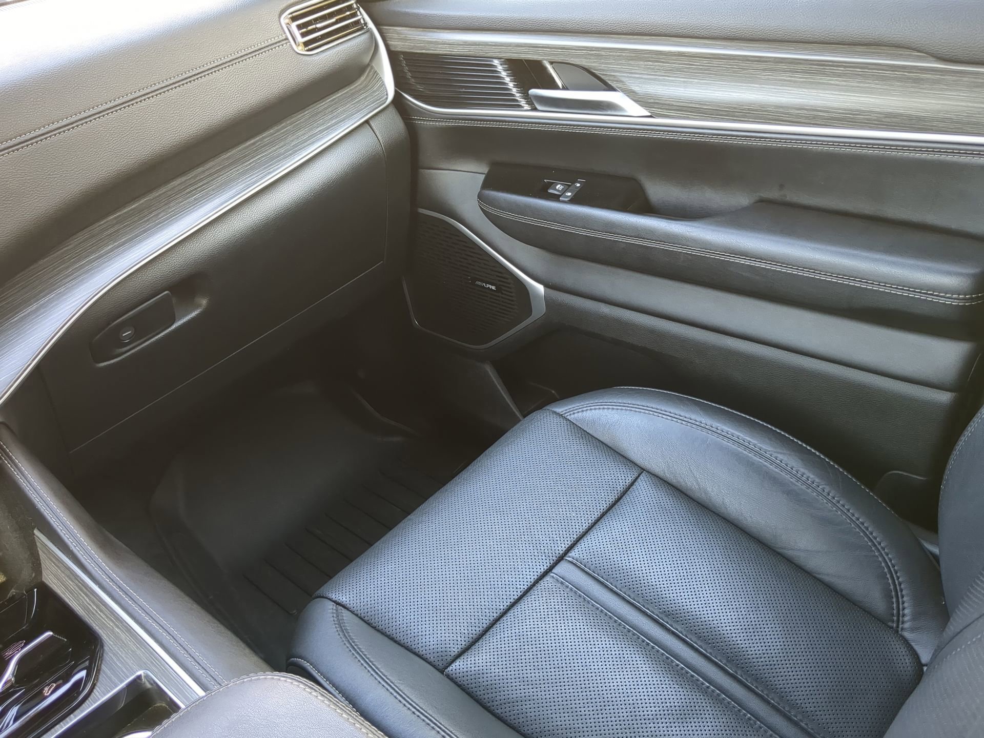 Used 2023 Jeep Wagoneer L Series III w/ Preferred Equipment Group image 46