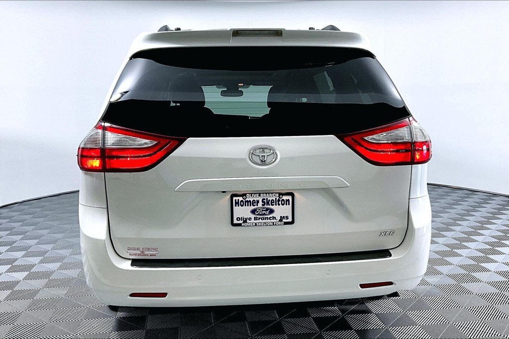 Used 2019 Toyota Sienna XLE w/ XLE Navigation Package FWD image 4