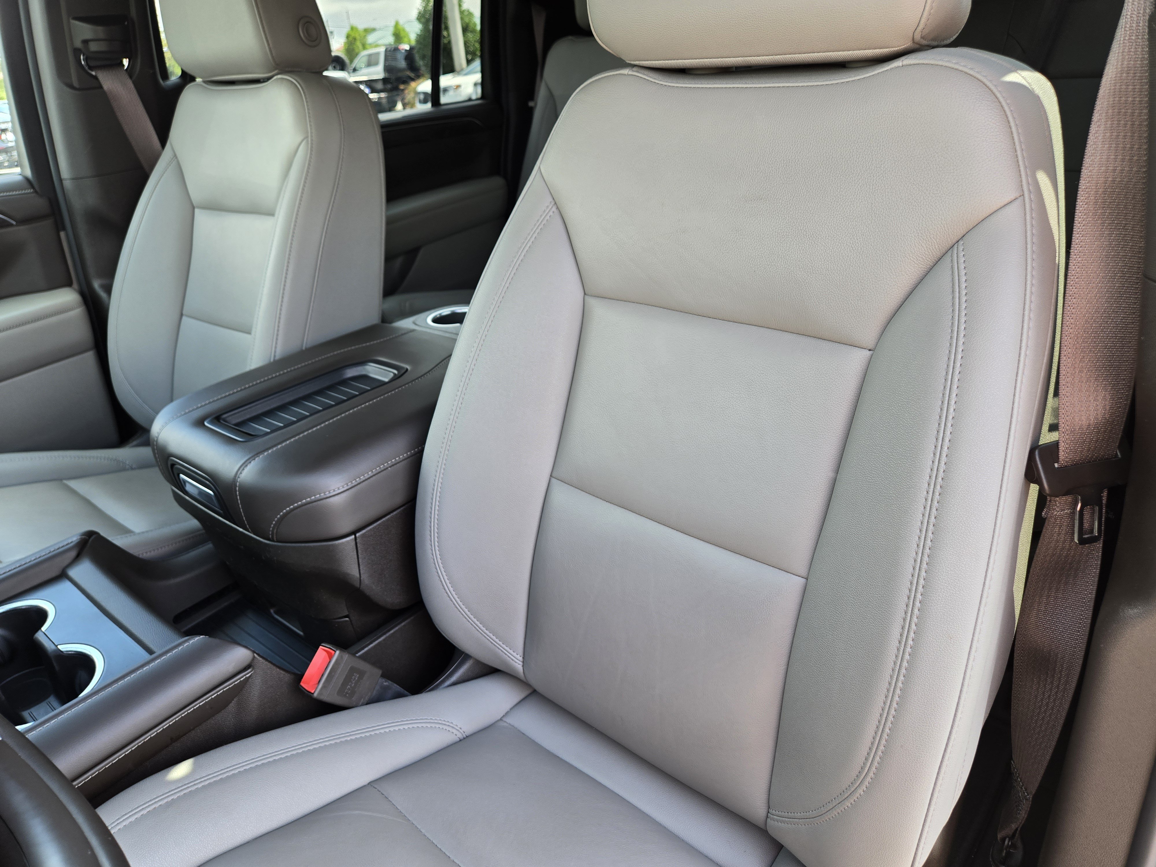 Used 2024 Chevrolet Suburban LT w/ Luxury Package RWD image 17
