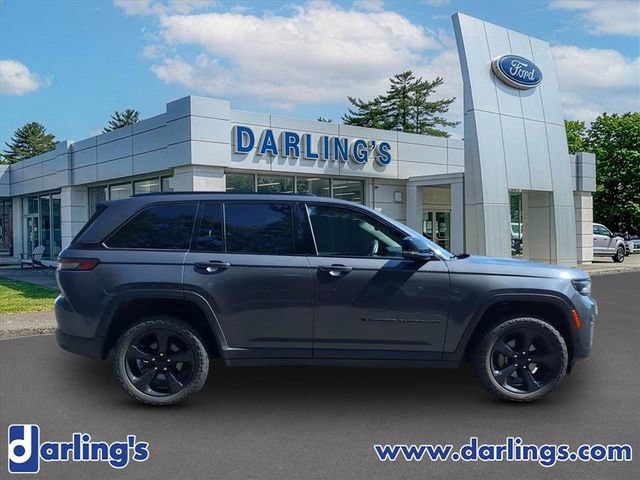 Used 2022 Jeep Grand Cherokee Altitude AWD/4WD image 4