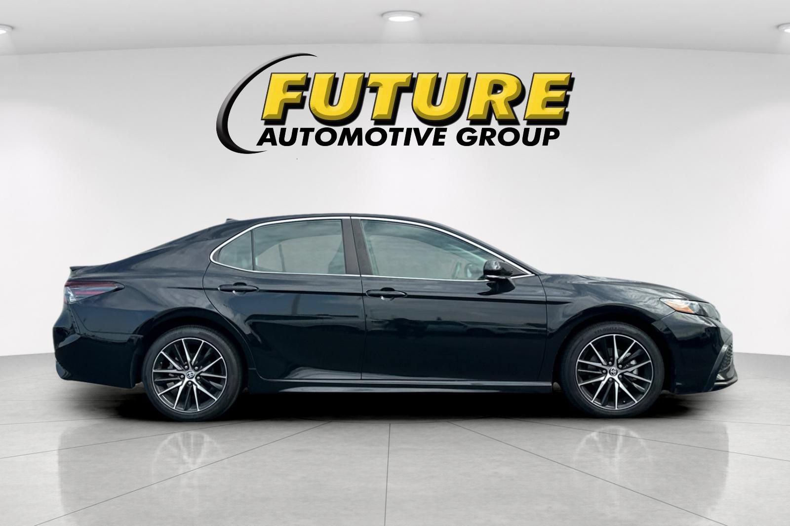 Used 2023 Toyota Camry SE FWD image 2