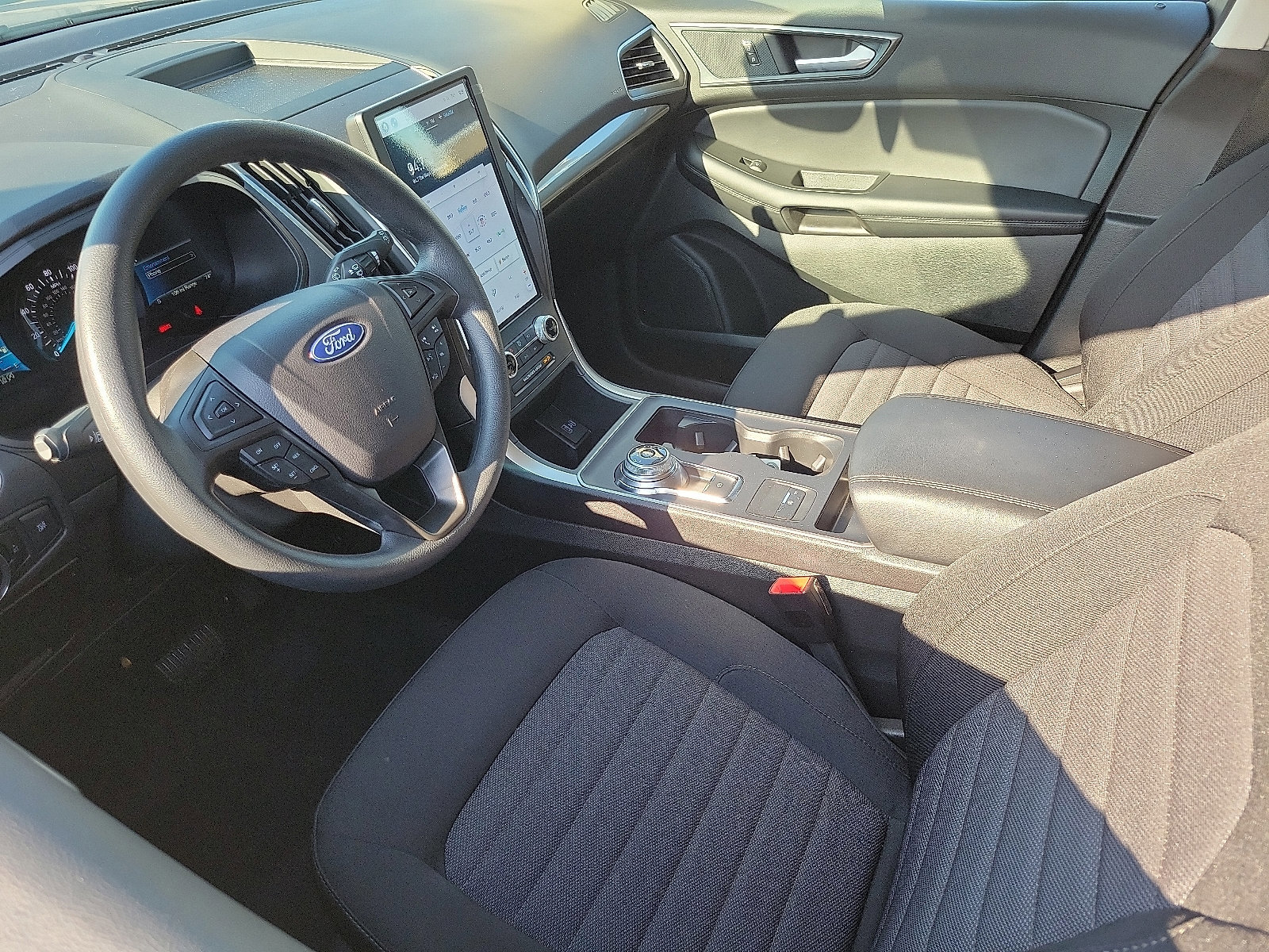 Certified 2024 Ford Edge SE w/ Black Appearance Package image 5