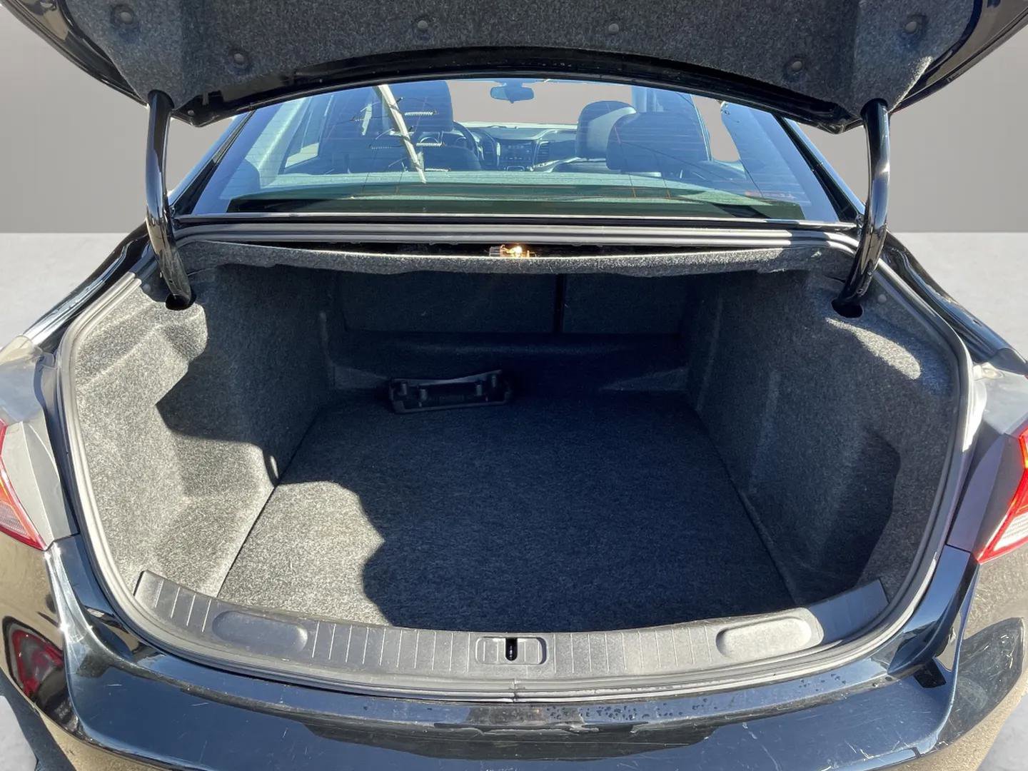 Used 2018 Chevrolet Impala LT image 30