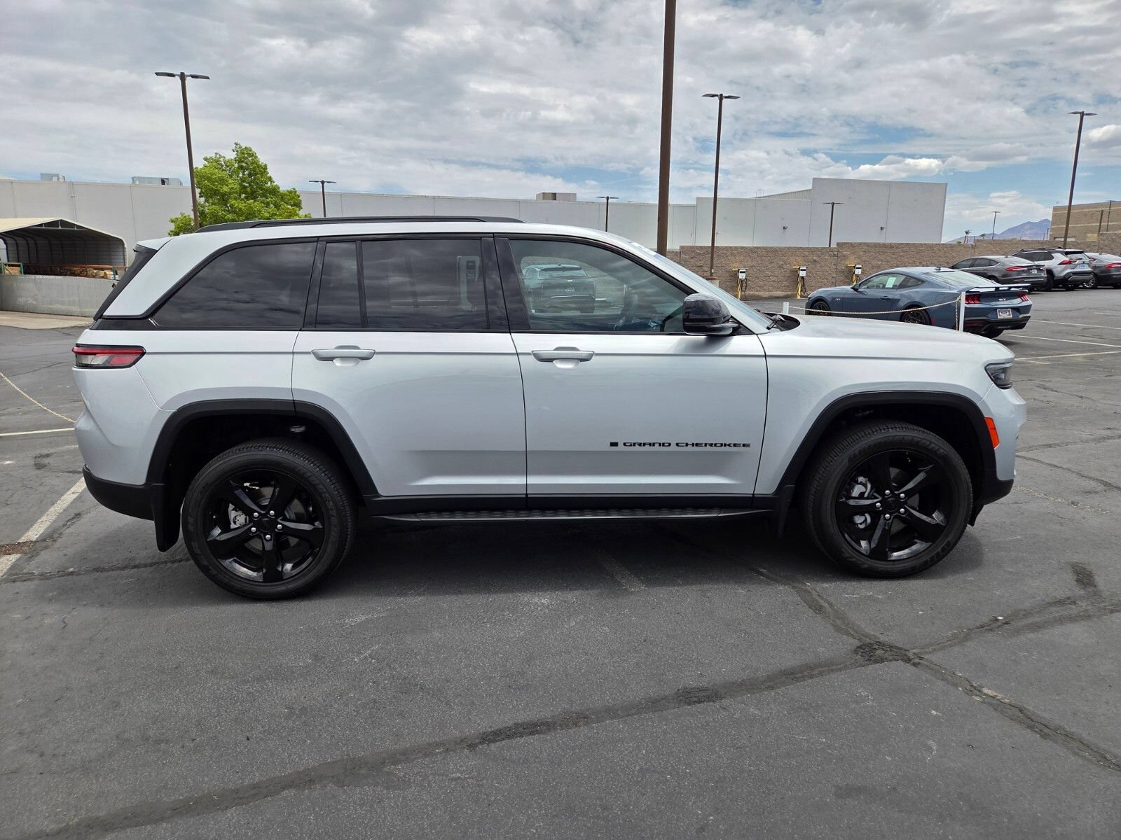Used 2024 Jeep Grand Cherokee Altitude AWD/4WD image 7