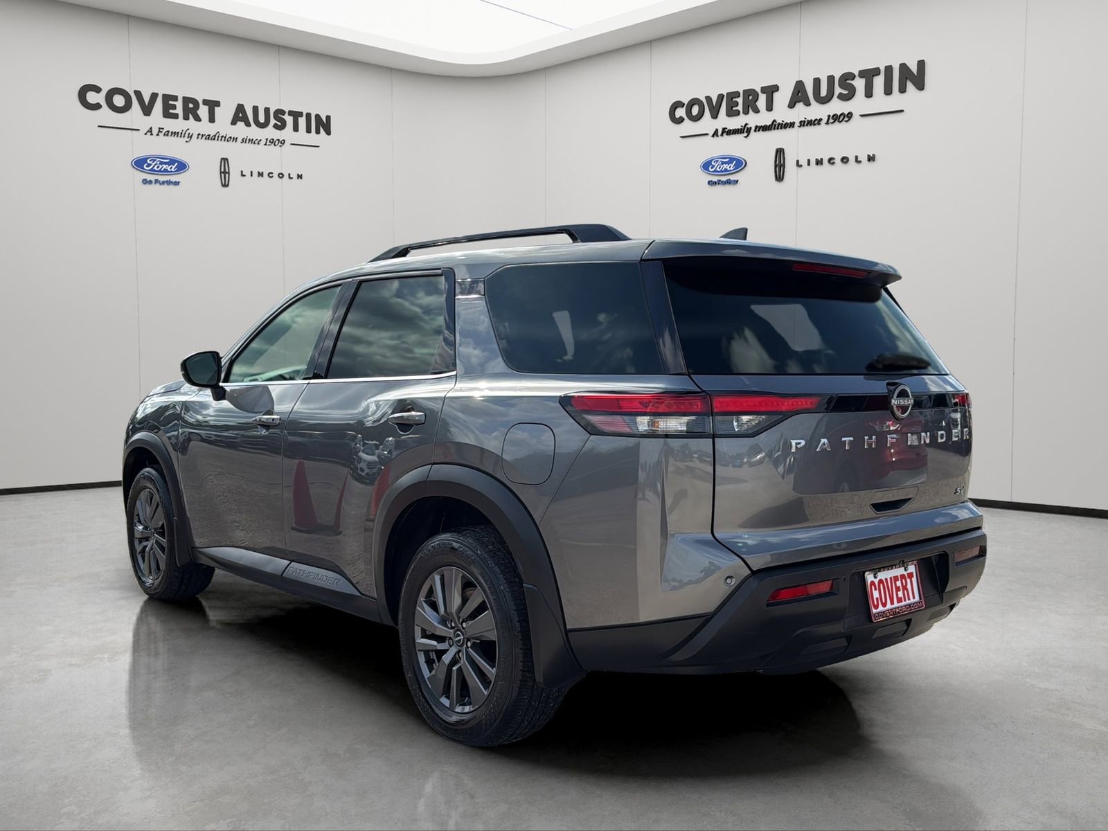 Used 2024 Nissan Pathfinder SV FWD image 3