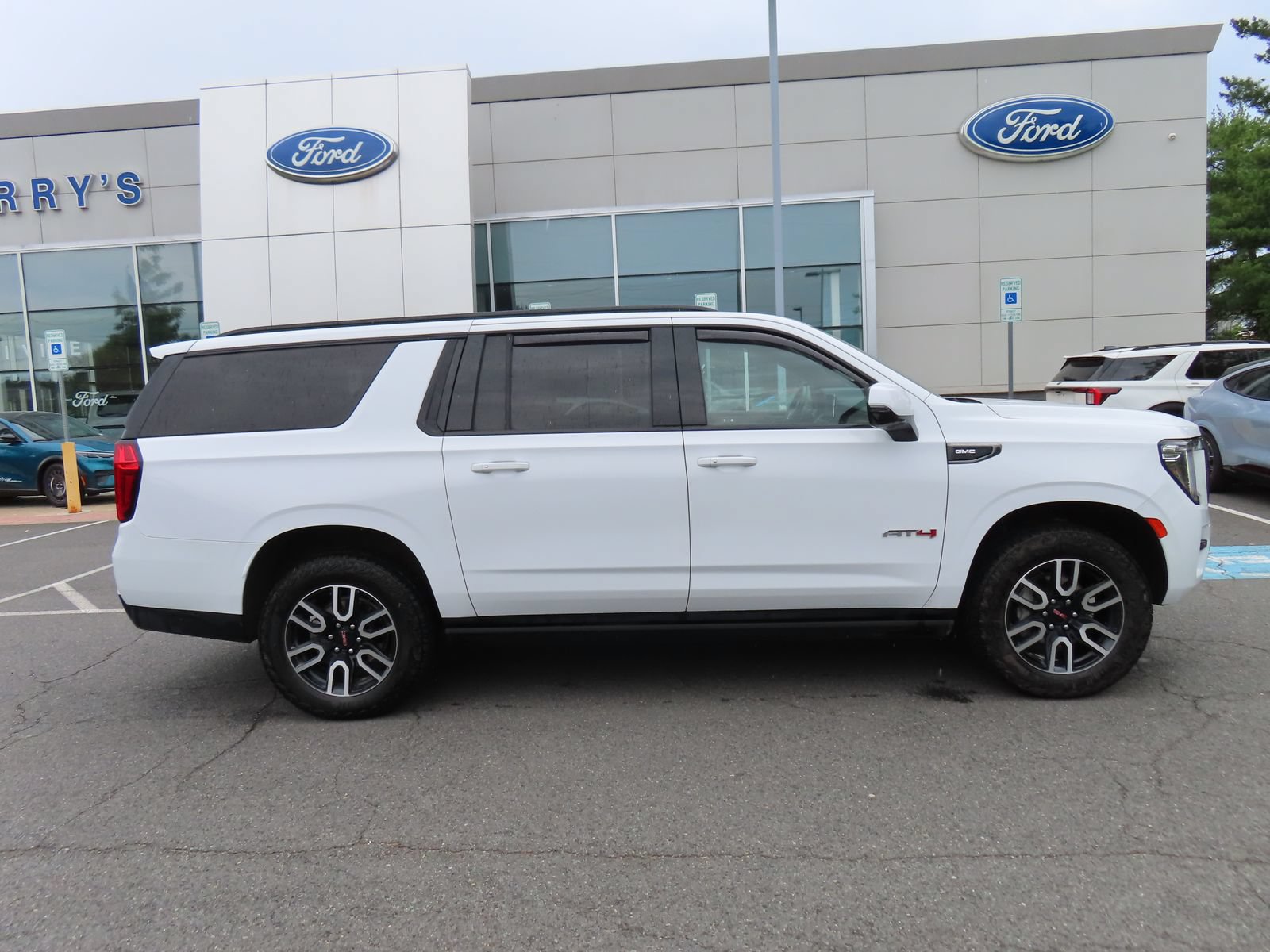 Used 2024 GMC Yukon XL AT4 w/ AT4 Premium Package AWD/4WD image 5