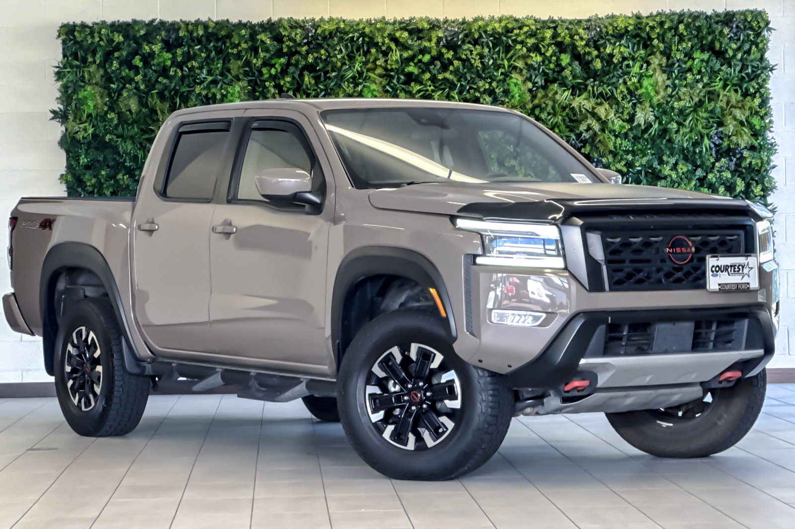 Used 2023 Nissan Frontier PRO-4X w/ Tow Package AWD/4WD image 2