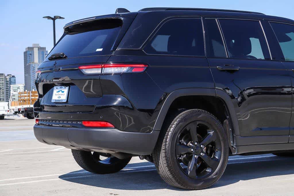Used 2023 Jeep Grand Cherokee Altitude RWD image 9
