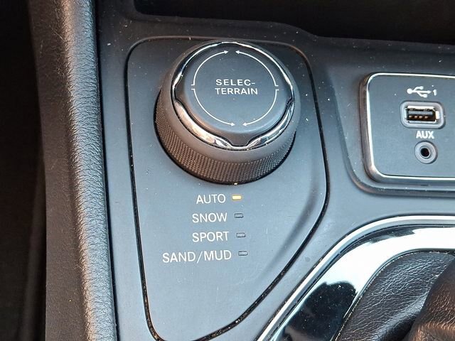 Used 2020 Jeep Cherokee Limited AWD/4WD image 24