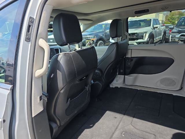 Used 2024 Chrysler Pacifica Limited FWD image 17