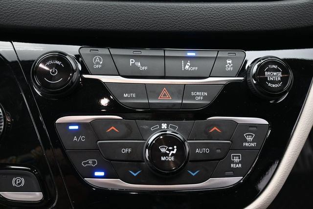 Used 2024 Chrysler Pacifica Touring-L FWD image 23