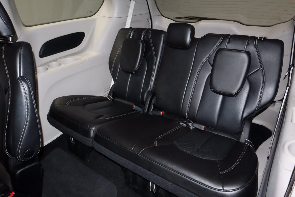 Used 2023 Chrysler Pacifica Touring-L FWD image 23