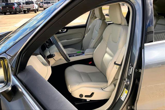 Used 2021 Volvo XC60 T5 Momentum w/ Premium Package image 9