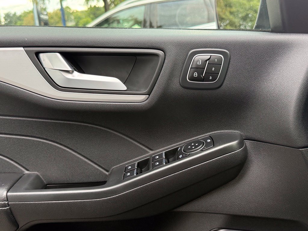 Certified 2023 Ford Escape Platinum AWD/4WD image 18