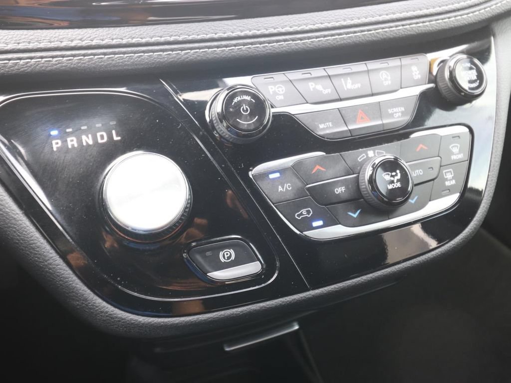 Used 2025 Chrysler Pacifica Select FWD image 19