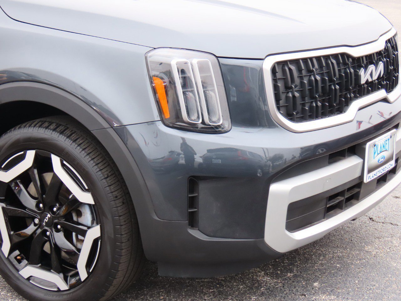 Used 2024 Kia Telluride EX w/ EX Captain's Chair Package image 11