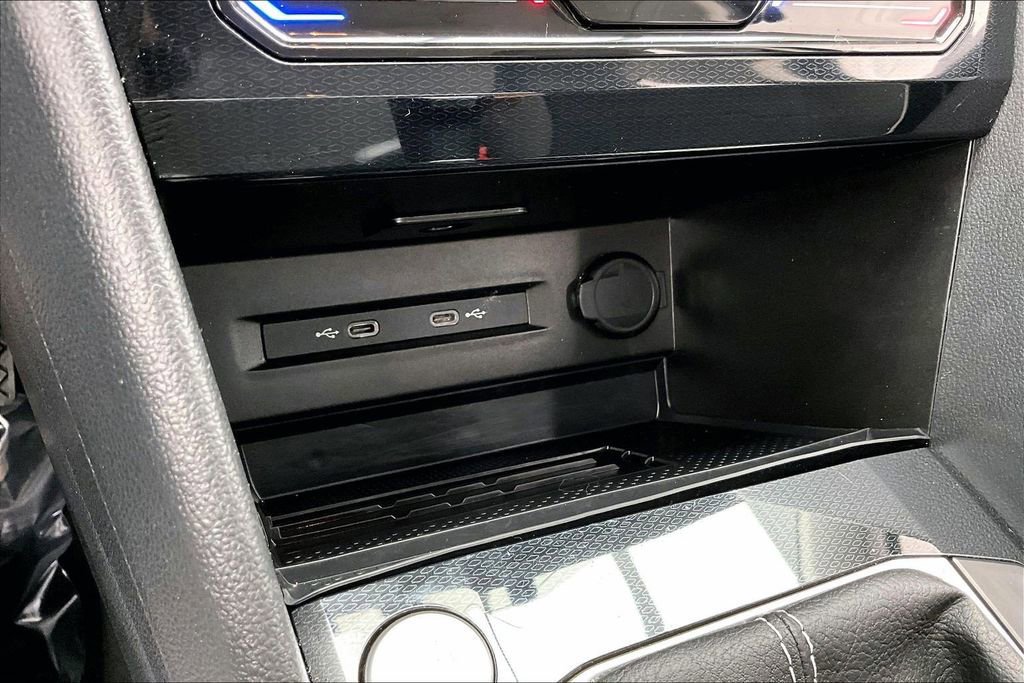 Used 2025 Volkswagen Taos SE image 32