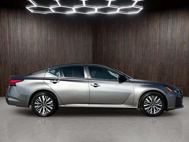Used 2025 Nissan Altima 2.5 SV FWD image 8