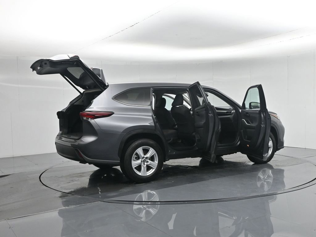 Used 2024 Toyota Highlander LE image 34