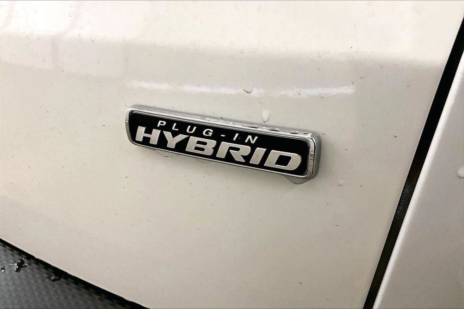 Certified 2025 Ford Escape SE w/ PHEV Premium Package image 13