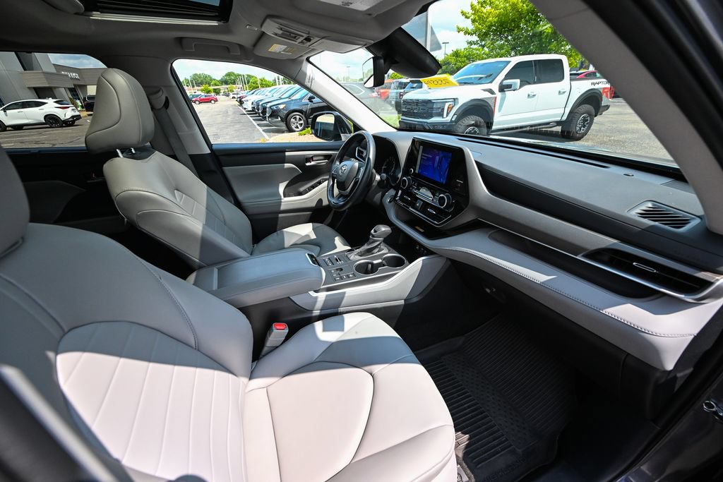 Used 2024 Toyota Highlander XLE AWD/4WD image 23