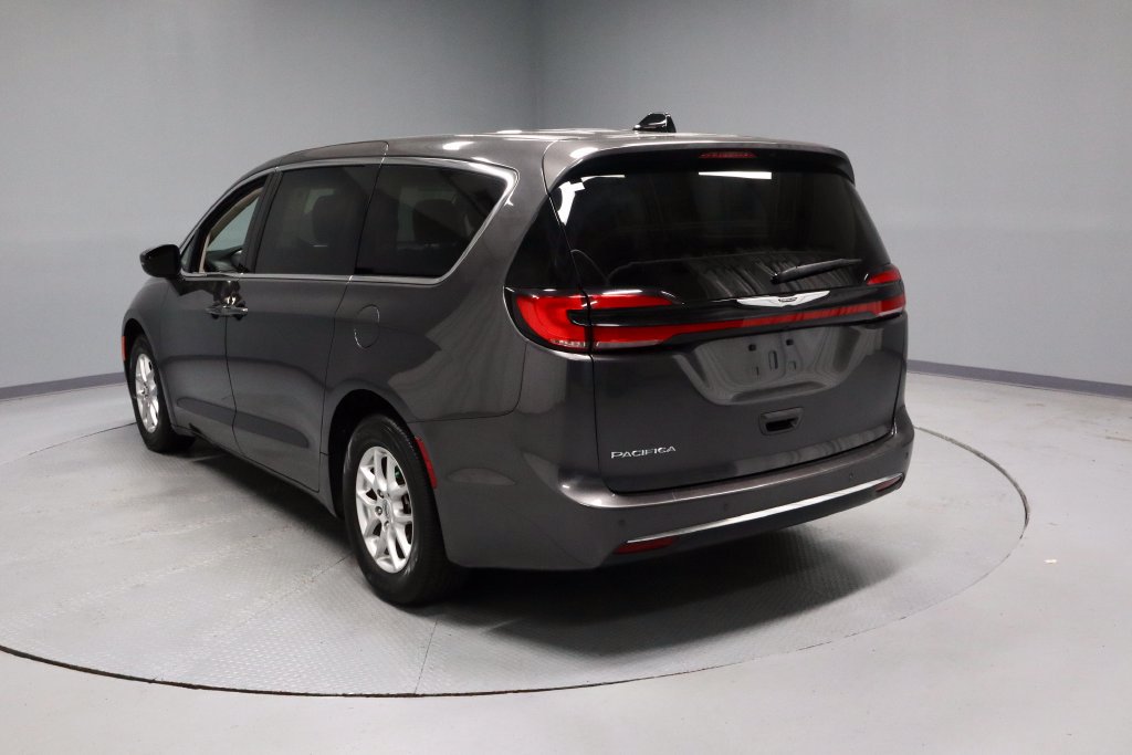 Used 2023 Chrysler Pacifica Touring-L FWD image 9