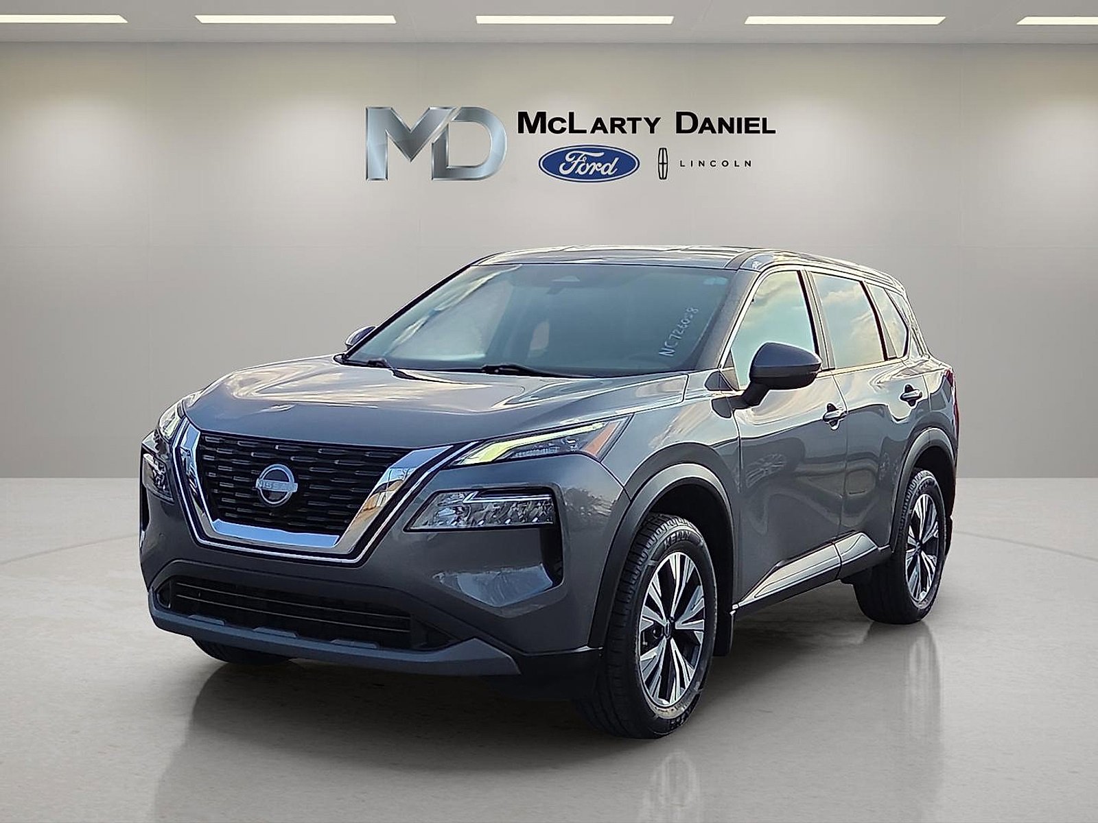 Used 2022 Nissan Rogue SV image 2