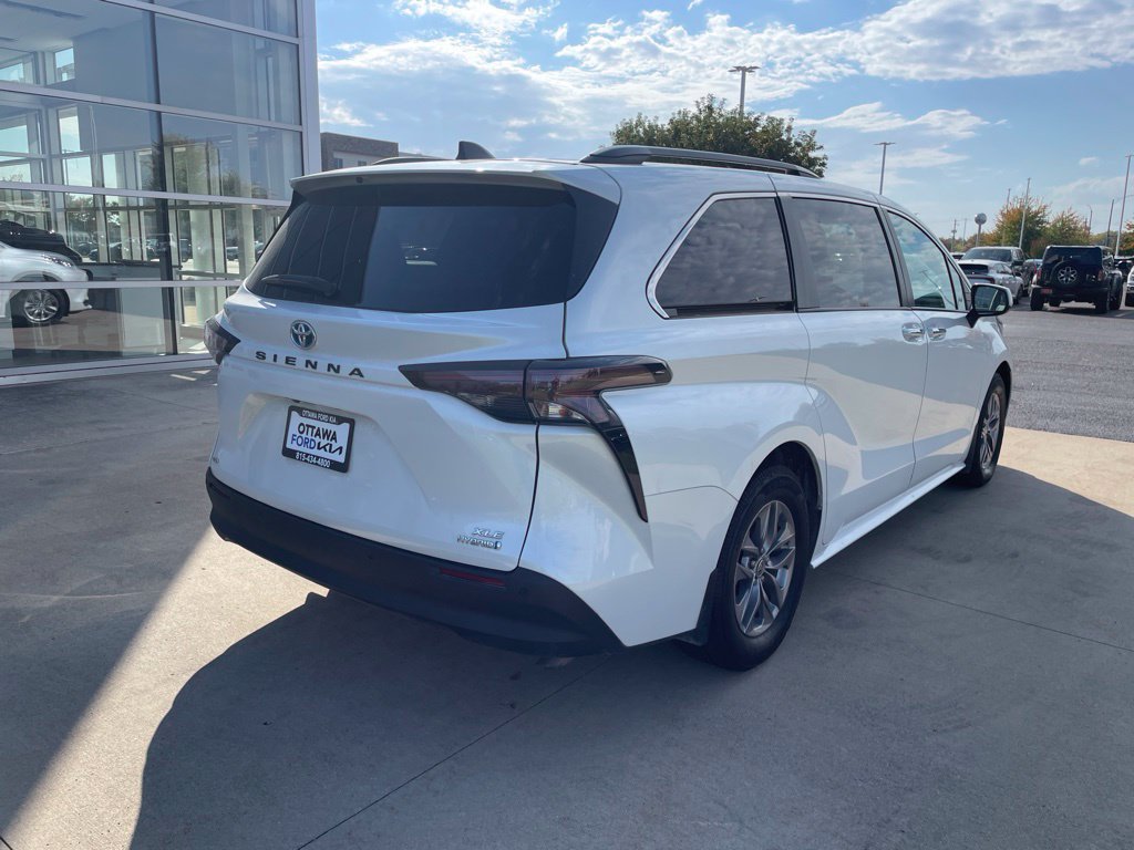 Used 2023 Toyota Sienna XLE AWD/4WD image 5
