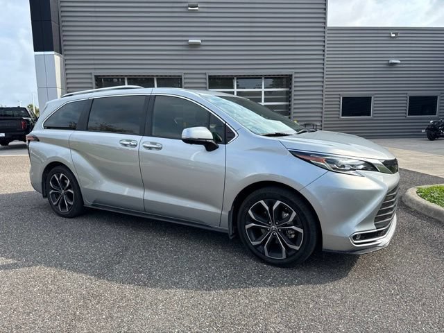Used 2025 Toyota Sienna Platinum FWD image 2
