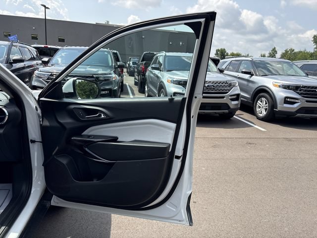 Used 2025 Chevrolet Trax LT w/ LT Convenience Package FWD image 14