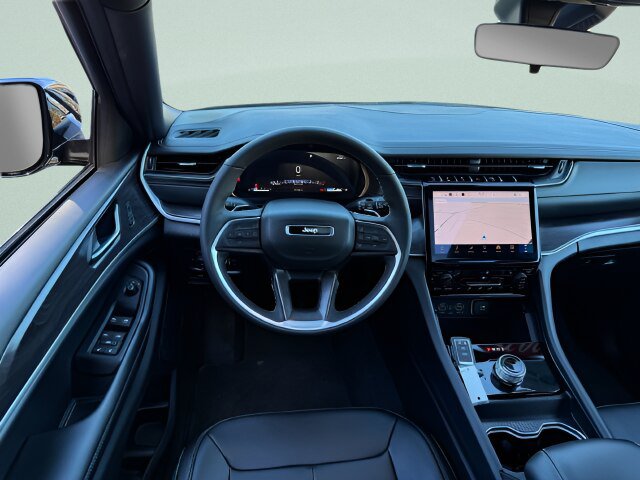 Used 2025 Jeep Grand Cherokee Limited AWD/4WD image 7