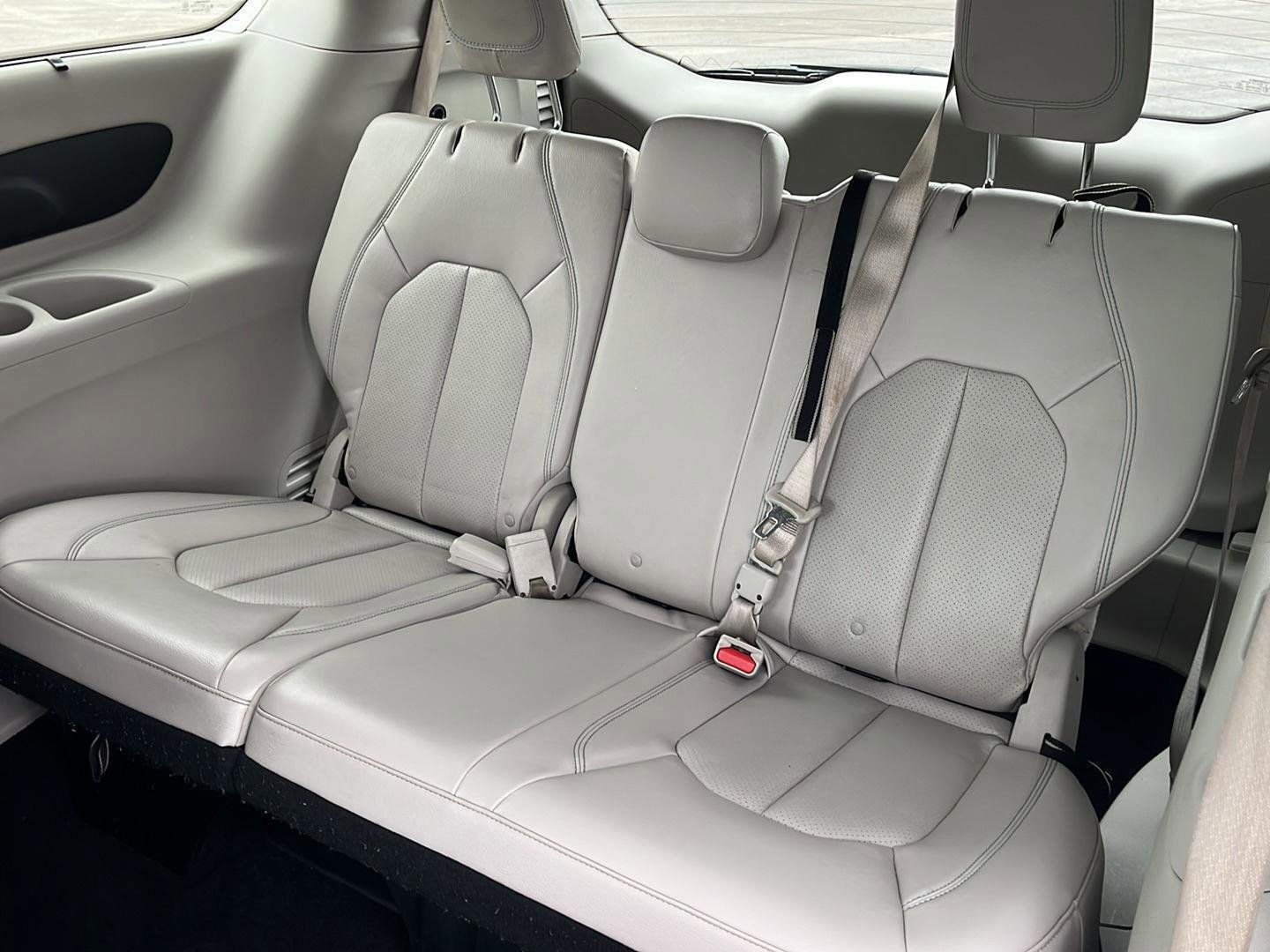 Used 2018 Chrysler Pacifica Touring-L image 19