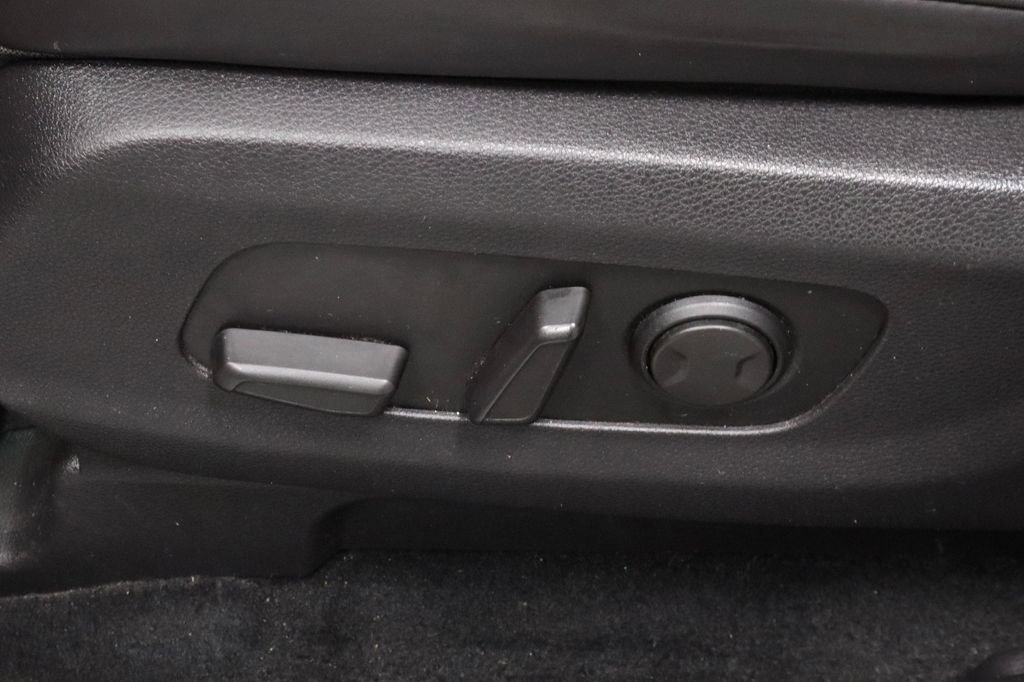 Used 2023 Kia Carnival EX FWD image 24