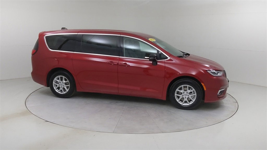 Used 2024 Chrysler Pacifica Touring-L image 11