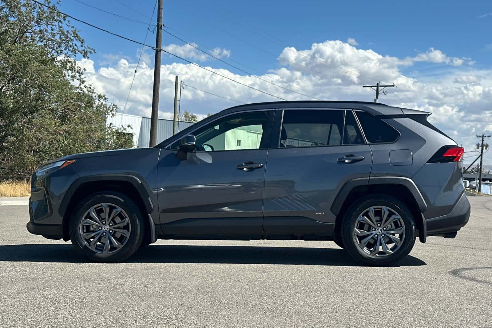 Used 2022 Toyota RAV4 XLE Premium AWD/4WD image 5
