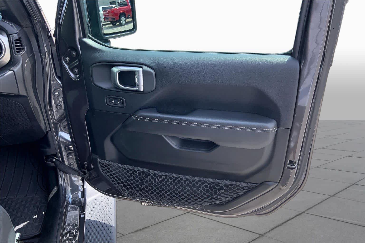 Used 2018 Jeep Wrangler Unlimited Sahara AWD/4WD image 23