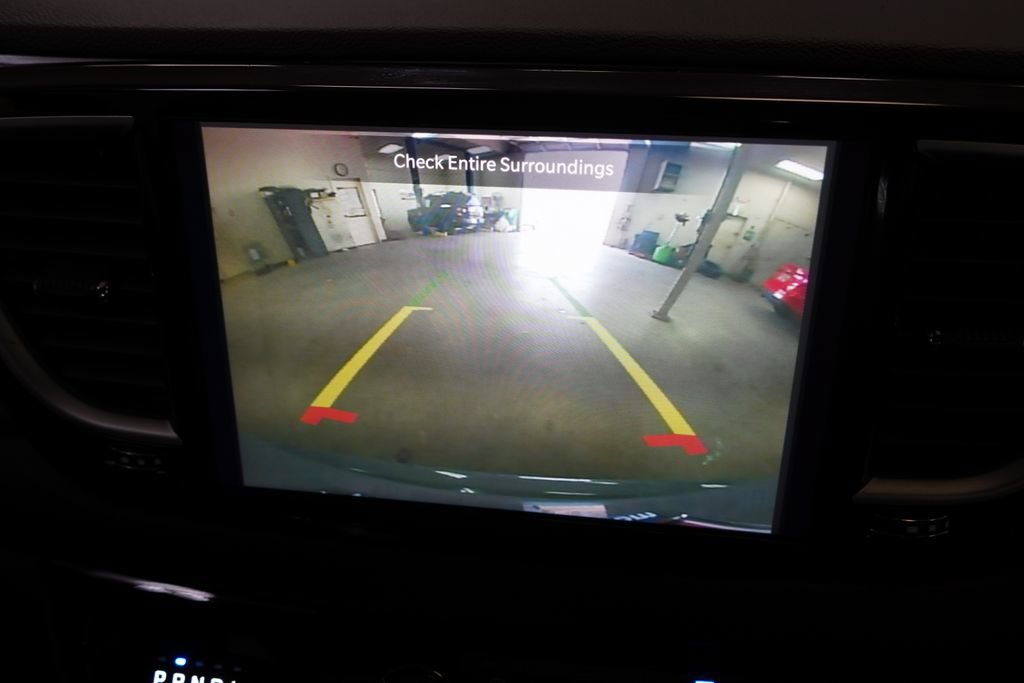 Used 2025 Chrysler Pacifica Select FWD image 32